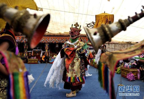 　　    7月20日，西藏拉萨达孜县帕木寺僧人在跳“羌姆”神舞。