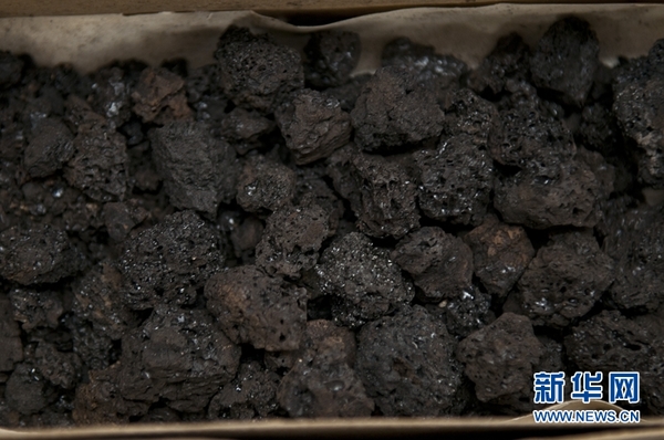 被烧毁的希伯来圣经羊皮卷残卷。新华社发（以色列文物局供图）