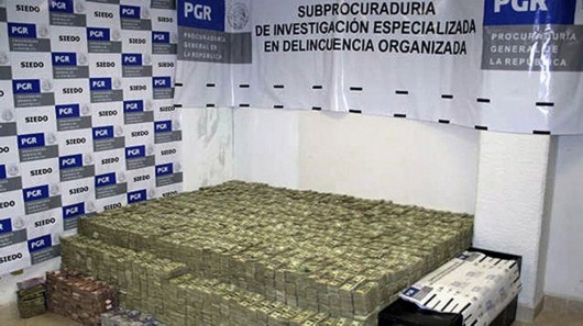 图为墨西哥毒枭古斯曼家中满屋的钞票.