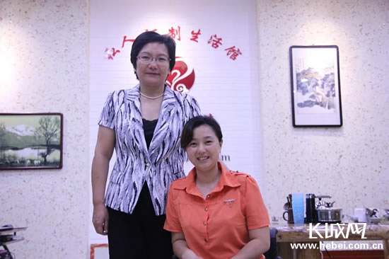 河北省残疾人联合会党组书记、理事长常丽虹和丁玉坤合影。