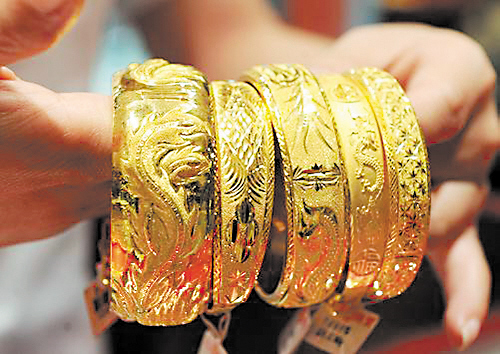 图为商场摆放的金饰品。 新华社发