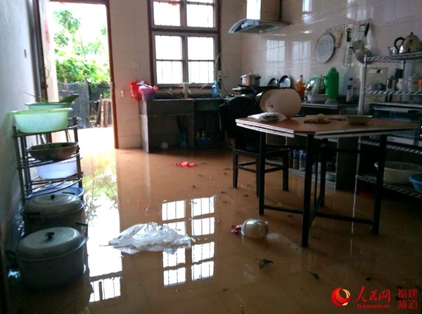 水漫进民众家里。黄水林摄