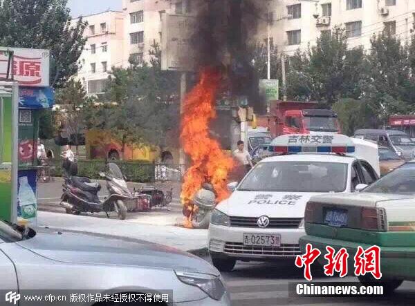 吉林一 男子 骑摩托被查扣 泼汽油 烧车 |交警|司机