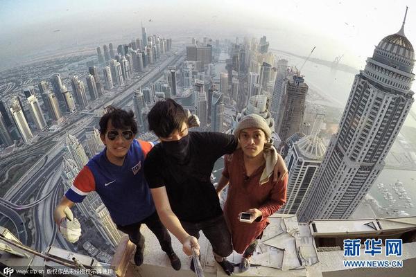 当地时间2015年7月17日,迪拜,马来西亚极限挑战者Keow Wee Loong与两位朋友攀爬上未完工的世界最高居民楼Marina 101,从425米的高空俯瞰城市。(图片来源:CFP)