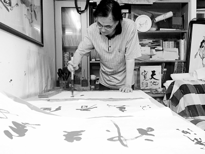 书法是唐肖洪每天的必修课。