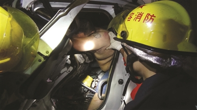江苏镇江：车祸司机被卡 口渴之下拔吊针喝输液水(图)