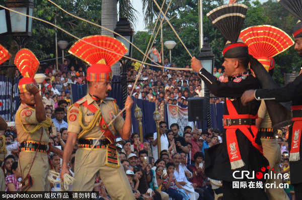 印巴边界举行降旗换防仪式 观赏性十足(组图)|