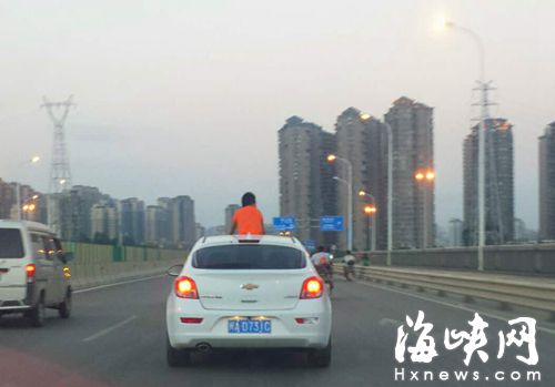 福州浦上大桥汽车高速飞奔 男孩钻天窗看风景