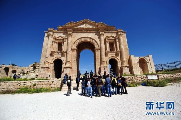 学生们在杰拉什门口合影留念。新华网记者 程春香摄