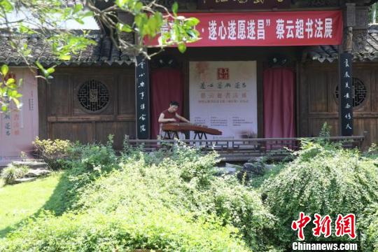 古筝表演 胡丰盛 摄