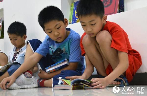 炎炎夏日，在南昌一书店内，不少人前来读书纳凉。