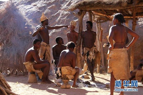 部落里的达马拉人聚集在一起。新华网记者 吴长伟 摄