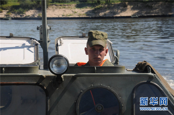 汽艇操作手 黎云 摄