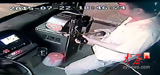 车长拿着自己的茶杯水冲洗地板