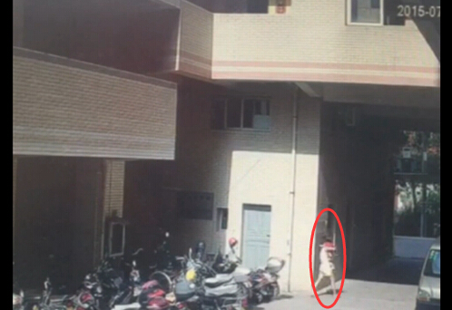女子偷抱小孩监控视频截图（图片来源于网络）