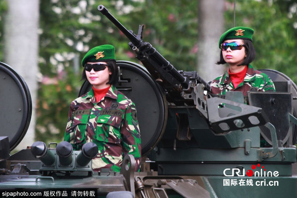 印尼加里曼丹十二军区举行阅兵 <em>坦克女兵</em>带墨
