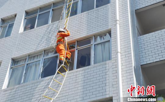 一岁娃反锁房门困屋内 消防官兵攀窗营救|门锁