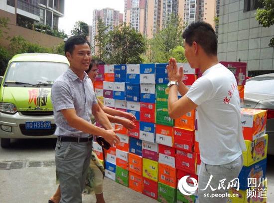 事業成功的宋倫全不忘公益事業，2014年他為魯甸地震災區捐贈瞭方便面等繼續生活物品。（受訪者供圖）