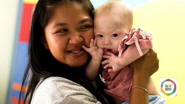 　　被遗弃的患有唐氏综合症男孩甘米和他的泰国代孕妈妈。