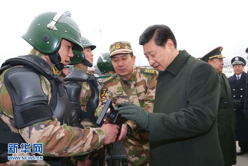 2013年1月29日，习近平在武警北京市总队十三支队察看部队装备。新华社记者李刚摄