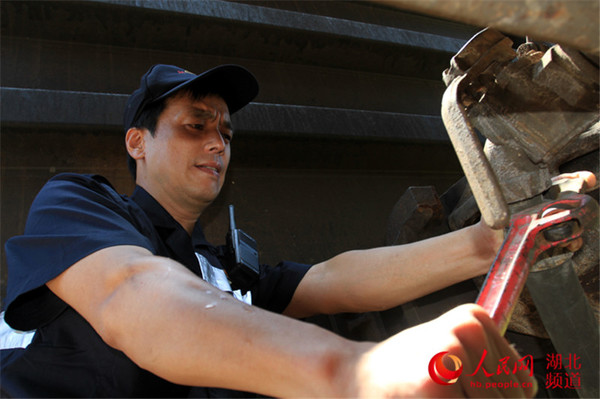 检车员正处理车辆故障，更换车辆软管。（刘卫兵 摄）