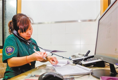 12时21分 地点：急诊科调度室 急诊科调度室电话响起，调度员通知一线救护人员到朱沱救治一名患者。