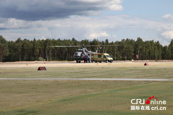 直升机将伤员送往医院