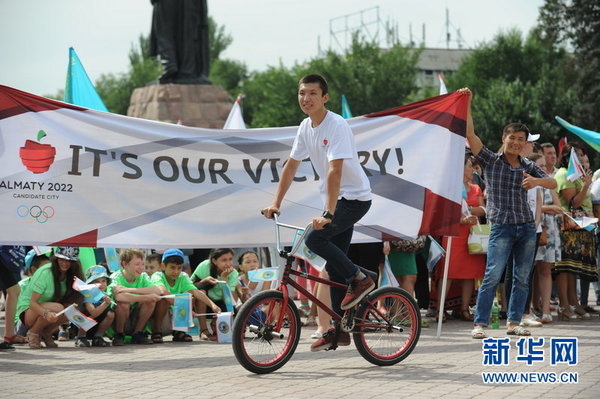 人们举着“胜利属于我们”的横幅。新华网发 叶戈罗夫 摄