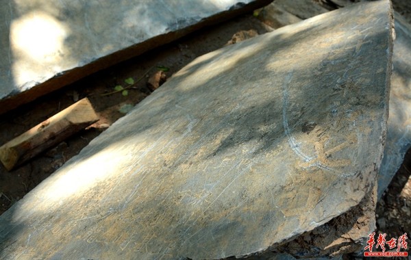 名录碑上刻有“陆军七十三军七十七师”字样。记者 龙腾 摄