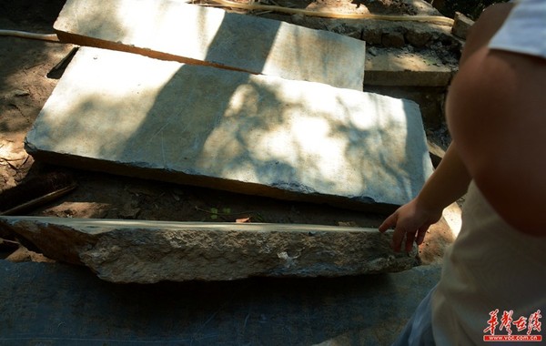 图为被发现的名录碑。记者 龙腾 摄