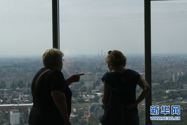市民参观天空塔俯瞰布加勒斯特。新华网发 佩特雷斯库 摄
