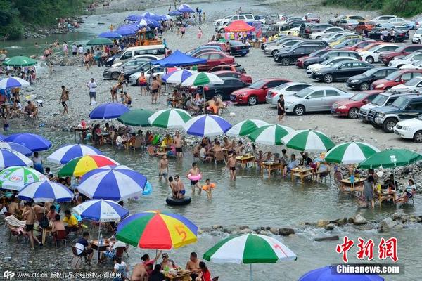 成都避暑游客挤爆景区 水麻将老板日赚7000