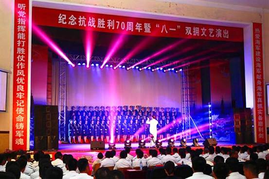 大连八一合唱团以《中国人民解放军军歌》拉开双拥文艺演出序幕。马英智摄
