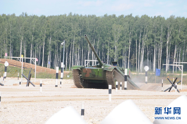 908号坦克通过反坦克障碍场。（摄影：黎云）