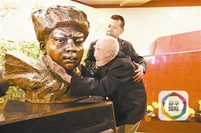 　　黄继光生前战友李继德老人参观黄继光纪念馆，泪流满面