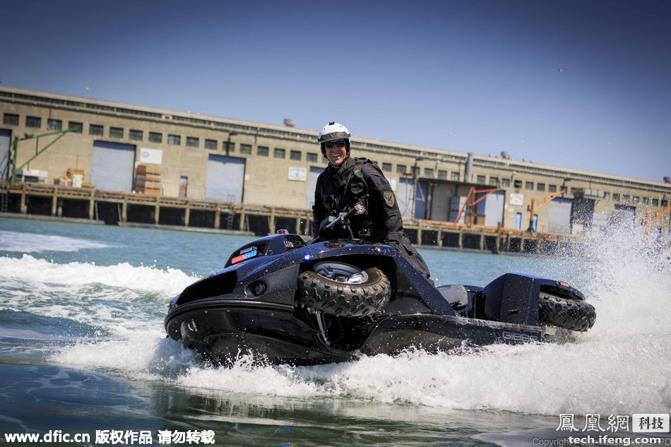 正式配备了一种水陆两用四轮摩托,这辆名为Quadski XL的水路两栖高清图片