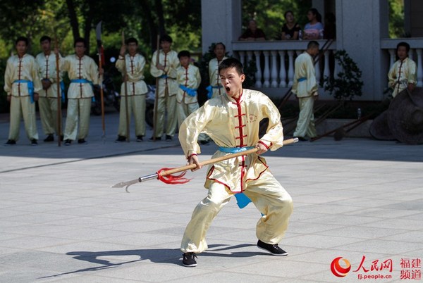 16岁的吴锦泉，正操演钩镰枪，他学武三年还是初中生，是第五代的弟子。赖进财摄