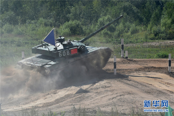 中国军队参加“坦克两项”单车赛的608车组驶出直角弯道，高速冲上侧倾路段（吴苏琳 摄）