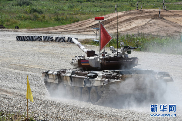 亚美尼亚参加单车赛的坦克高速接近直角弯道 （吴苏琳 摄）