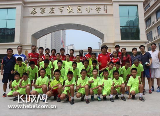香港南华足球队到访石家庄谈固小学 与校队友