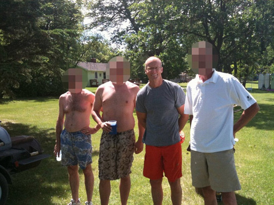 沃尔特·帕尔默(图中穿红短裤者)之前曾经因就射杀一头黑熊的地点向当局撒谎而被处罚款。