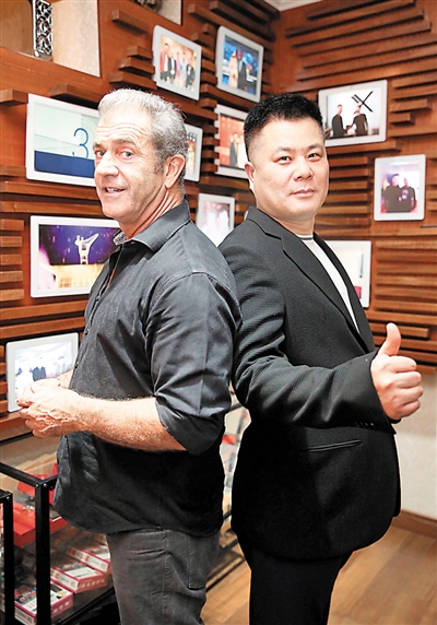 梅尔·吉布森和制片人施建祥。