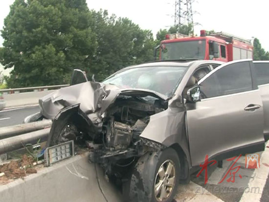 车辆撞上快速路的隔离带