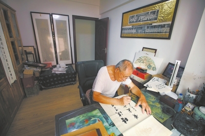 摸摸床头的枪,就有安全感