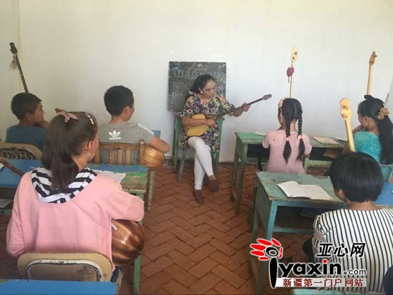 返乡大学生拉扎提给小学生教冬不拉曲子