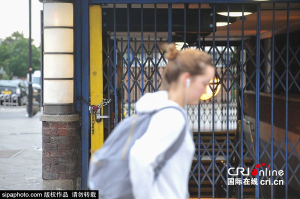 当地时间2015年8月6日,英国伦敦,由于地铁罢工,当日地铁入口紧锁。图片来源:Sipa Photo