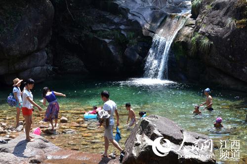 德兴大茅山仙女湖景点,不少慕名而来的游客在