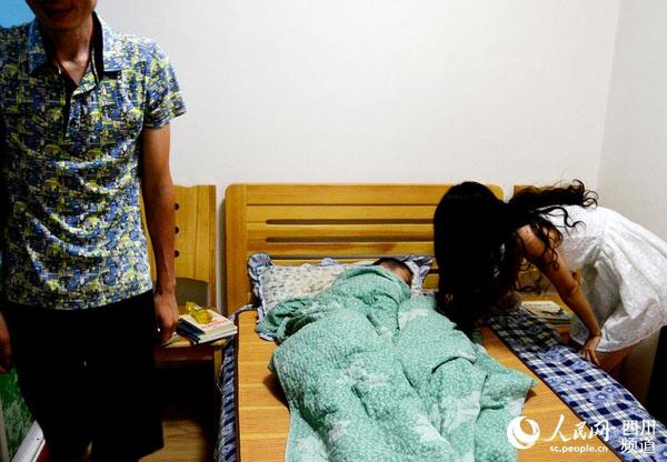 早上7点左右，熟睡的小睿被父母叫醒，小睿妈妈告诉记者，他们一早便要上班，如不把小睿叫醒，怕他忘记吃早饭，另外，睡懒觉也不是好习惯。