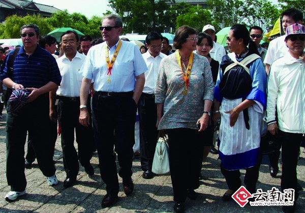 2007年8月10日，金钥匙“涵紫谷”带着云南人民的祝福被敬献给了当时的国际奥委会主席罗格。