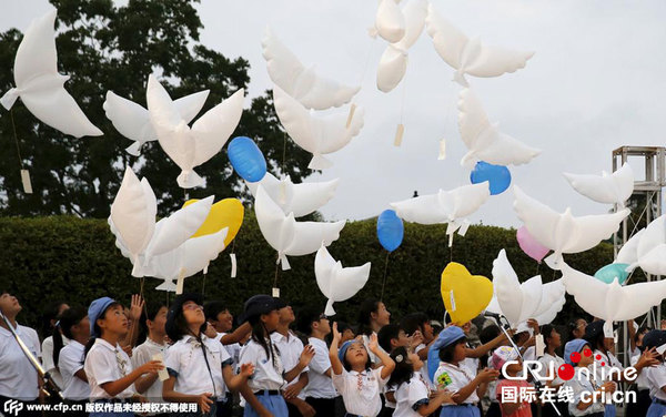 　　当地时间2015年8月8日，日本民众在长崎原子弹爆炸70周年前夕前往长崎和平纪念公园缅怀遇难者。图片来源：CFP